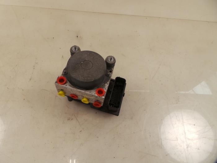 Begagnade ABS-pump Ford Ka II 1.2 Pris € 40,00 Marginaltabell erbjuds av Autobedrijf Broekhuis B.V.