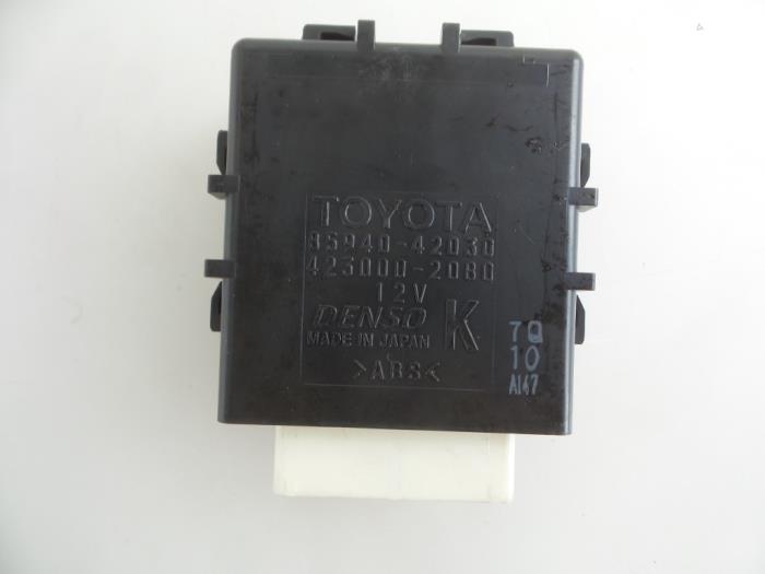Wiper module from a Toyota RAV4 (A4) 2.0 16V VVT-i 4x4 2013