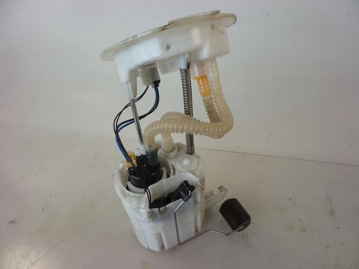 Electric fuel pump from a BMW 4 serie Gran Coupe (F36) 420d 2.0 16V 2015