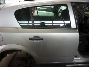 Używane Drzwi prawe tylne wersja 4-drzwiowa Opel Astra H (L48) 1.6 16V Twinport Cena € 80,00 Procedura marży oferowane przez Autobedrijf Broekhuis B.V.