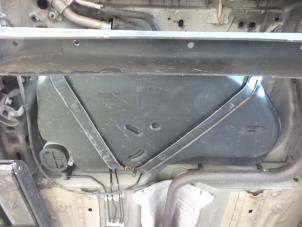 Begagnade Tank Ford Fiesta 6 (JA8) 1.25 16V Pris € 100,00 Marginaltabell erbjuds av Autobedrijf Broekhuis B.V.