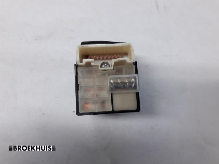 Mirror switch from a Toyota Avensis Wagon (T25/B1E) 2.4 16V VVT-i D4 2004