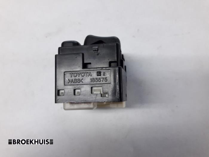Mirror switch from a Toyota Avensis Wagon (T25/B1E) 2.4 16V VVT-i D4 2004