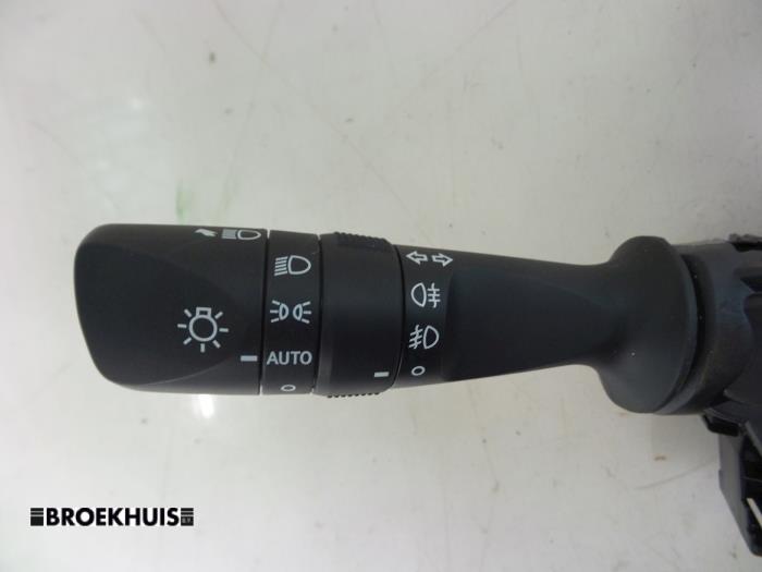 Interruptor de indicador de dirección de un Toyota Auris Touring Sports (E18) 1.8 16V Hybrid 2015