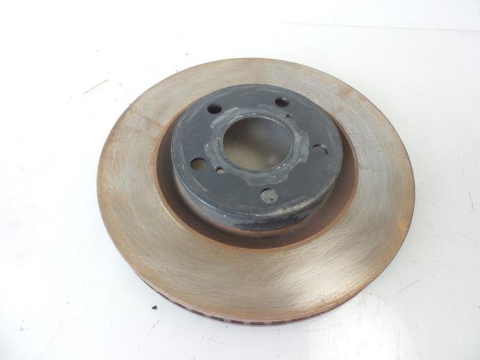 Front brake disc from a Toyota Auris Touring Sports (E18) 1.8 16V Hybrid 2015