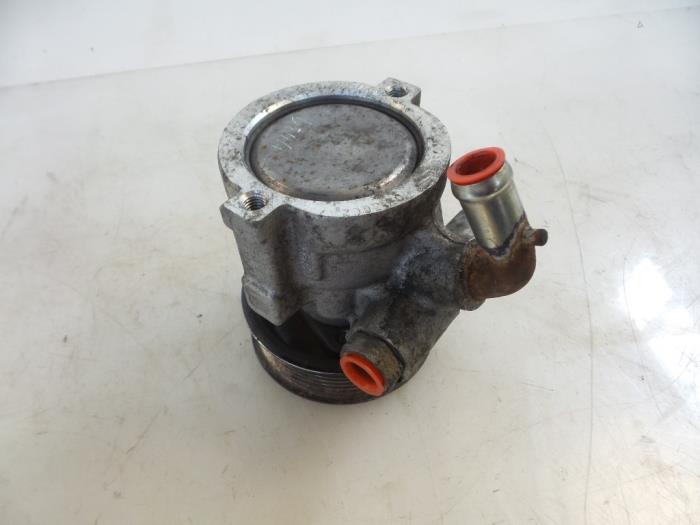 Power steering pump from a Iveco New Daily IV 35C12V, 35C12V/P, 35S12V, 35S12V/P 2006