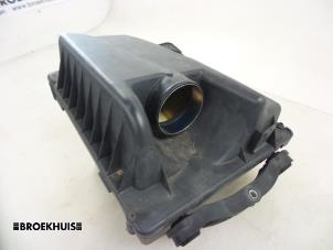 Używane Obudowa filtra powietrza Opel Zafira (M75) 1.8 16V Ecotec Cena € 30,00 Procedura marży oferowane przez Autobedrijf Broekhuis B.V.