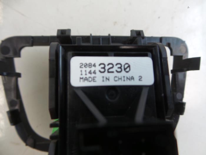 Przelacznik hamulca postojowego z Opel Zafira Tourer (P12) 1.6 CDTI 16V ecoFLEX 136 2014