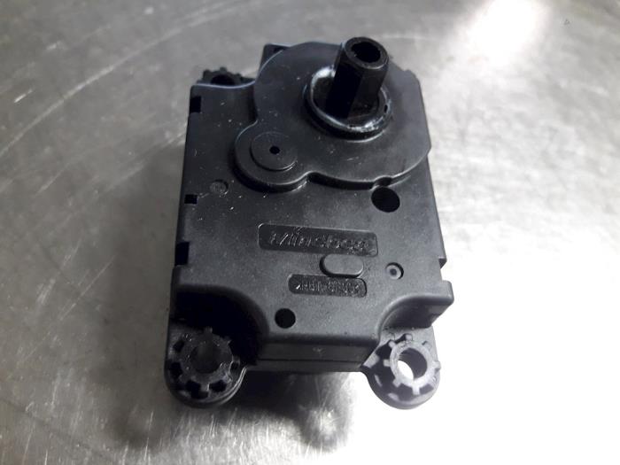 Heater valve motor from a Renault Espace (RFCJ) 1.6 Tce 200 EDC 2015