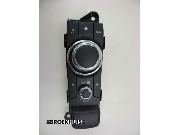 Usagé Panneau de commandes navigation Mazda 2 (DJ/DL) 1.5 SkyActiv-G 90 Prix € 75,00 Règlement à la marge proposé par Autobedrijf Broekhuis B.V.