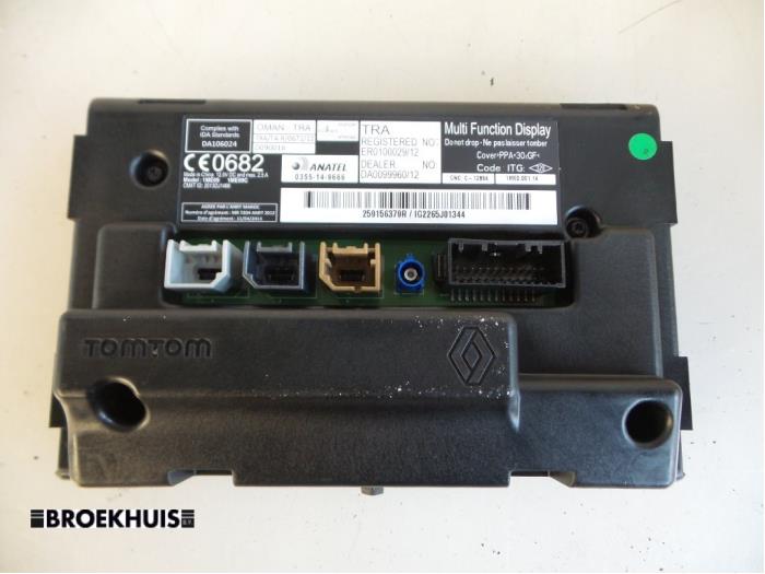Display Multi Media control unit from a Renault Clio IV (5R) 1.5 Energy dCi 90 FAP 2015