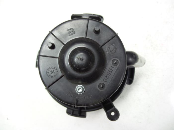 Heating and ventilation fan motor from a Peugeot 307 Break (3E) 1.6 HDiF 110 16V 2006