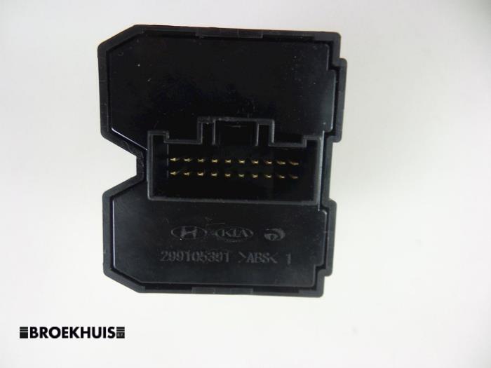 ESP Schalter van een Kia Rio III (UB) 1.2 CVVT 16V 2013
