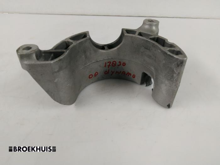 Usagé Support dynamo haut Porsche Panamera (970) 4.8 V8 32V GTS Prix € 30,00 Règlement à la marge proposé par Autobedrijf Broekhuis B.V.