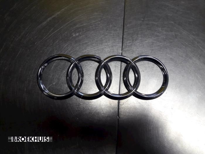 Używane Emblemat Audi Q3 (8UB/8UG) 2.0 16V TFSI 170 Quattro Cena € 15,00 Procedura marży oferowane przez Autobedrijf Broekhuis B.V.