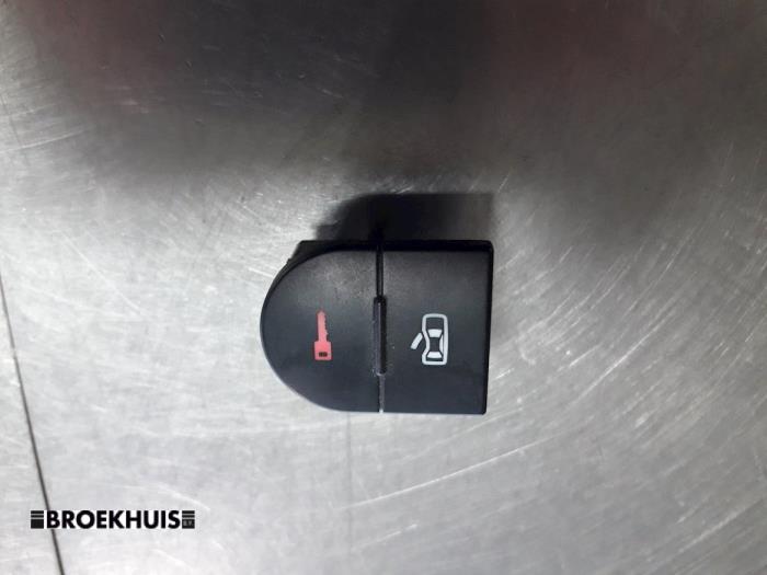 Usados Interruptor Audi TT (8N3) 1.8 20V Turbo Precio € 10,00 Norma de margen ofrecido por Autobedrijf Broekhuis B.V.