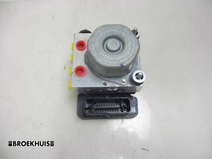 Begagnade ABS-pump Mitsubishi Space Star (A0) 1.0 12V Pris € 60,00 Marginaltabell erbjuds av Autobedrijf Broekhuis B.V.