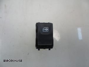 Used Electric window switch Renault Clio IV Estate/Grandtour (7R) 1.5 Energy dCi 90 FAP Price € 7,50 Margin scheme offered by Autobedrijf Broekhuis B.V.