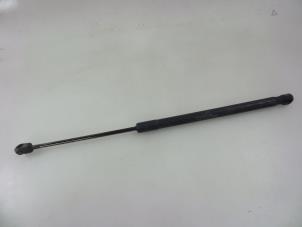 Begagnade Gasfjäder, vänster bak Mercedes A (W169) 1.5 A-150 3-Drs. Pris € 10,00 Marginaltabell erbjuds av Autobedrijf Broekhuis B.V.
