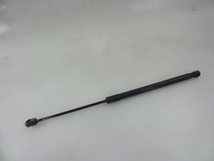 Begagnade Gasfjäder, höger bak Mercedes A (W169) 1.5 A-150 3-Drs. Pris € 10,00 Marginaltabell erbjuds av Autobedrijf Broekhuis B.V.