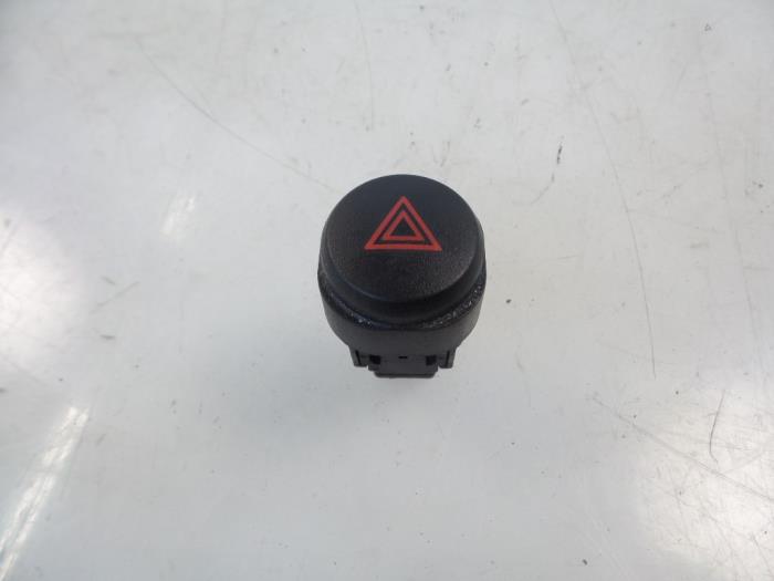 Panic lighting switch from a Nissan NV 200 (M20M) 1.5 dCi 90 2014