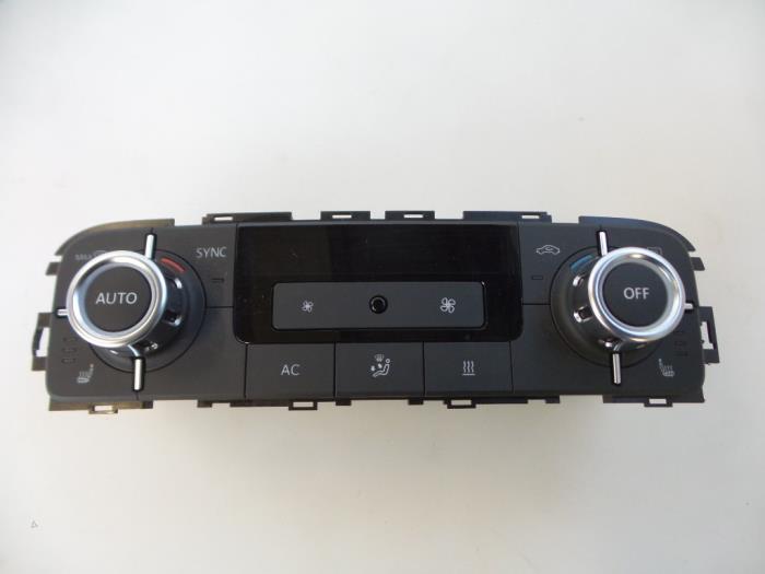 Heater control panel from a Volkswagen Touareg (7PA/PH) 3.0 TDI V6 24V BlueMotion Technology DPF 2013