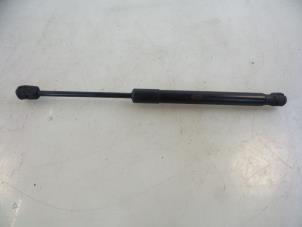 Used Bonnet gas strut, right Landrover Discovery Sport (LC) 2.0 TD4 180 16V Price € 20,00 Margin scheme offered by Autobedrijf Broekhuis B.V.