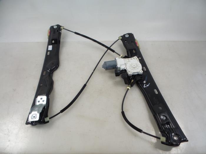 Window mechanism 4-door, front left from a Land Rover Discovery Sport (LC) 2.0 TD4 180 16V 2016