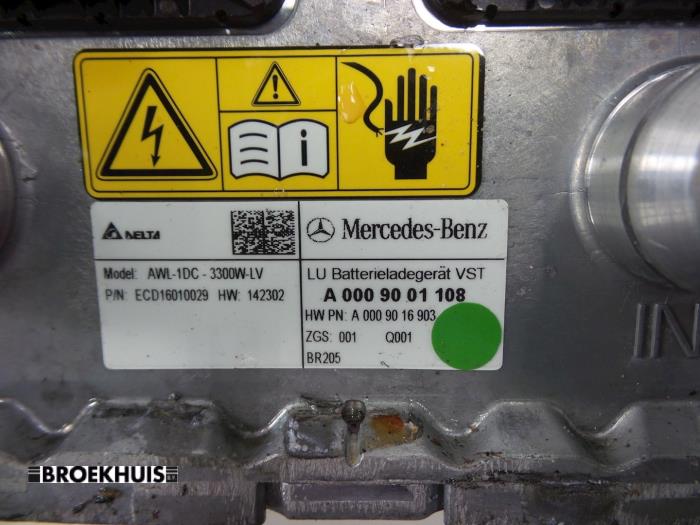 Chargeur de batterie d'un Mercedes-Benz C (W205) C-350 e 2.0 16V 2015