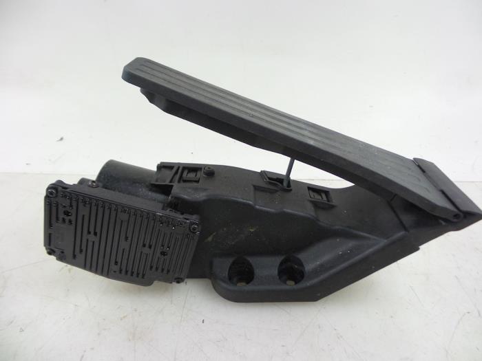 Begagnade Gaspedal Mercedes C (W205) C-350 e 2.0 16V Pris € 25,00 Marginaltabell erbjuds av Autobedrijf Broekhuis B.V.
