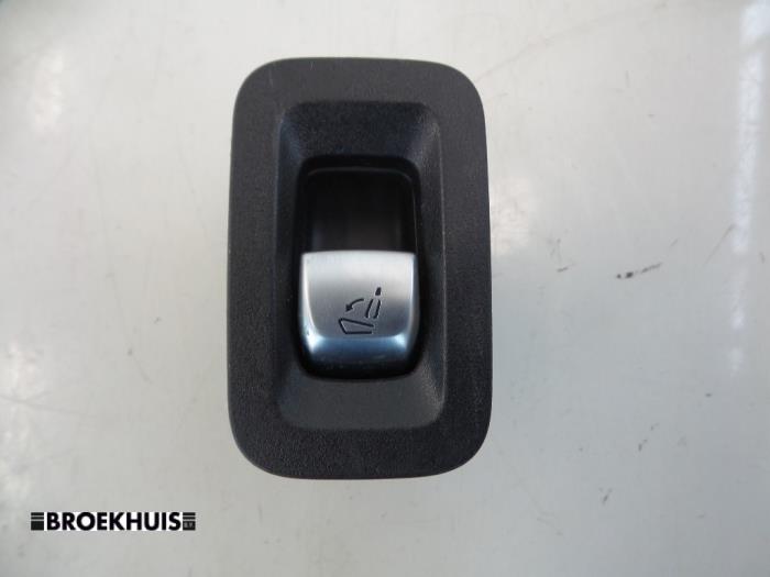 Używane Przelacznik Mercedes C Estate (S205) C-220 CDI BlueTEC, C-220 d 2.2 16V Cena € 10,00 Procedura marży oferowane przez Autobedrijf Broekhuis B.V.