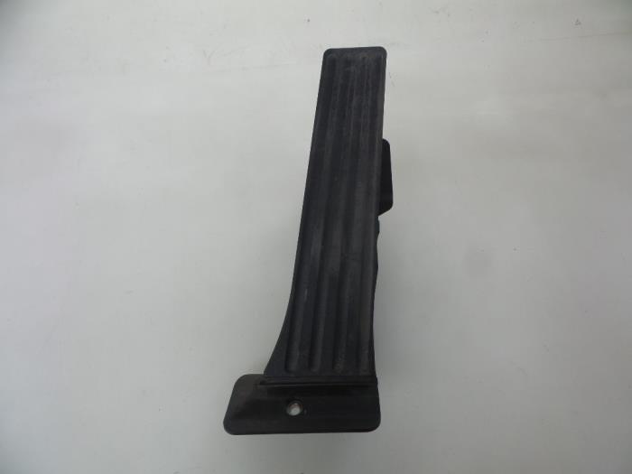 Accelerator pedal from a BMW 1 serie (F20) 118d 2.0 16V 2013