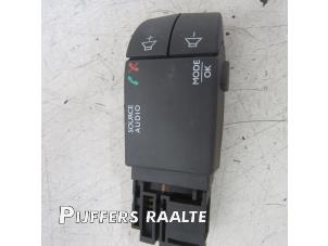 Usados Mando de radio volante Renault Clio IV (5R) 1.5 Energy dCi 90 FAP Precio € 30,00 Norma de margen ofrecido por Pijffers B.V. Raalte
