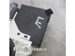 Używane Silnik szyby drzwiowej Volkswagen Golf V Variant (1K5) 1.9 TDI Cena € 30,00 Procedura marży oferowane przez Pijffers B.V. Raalte