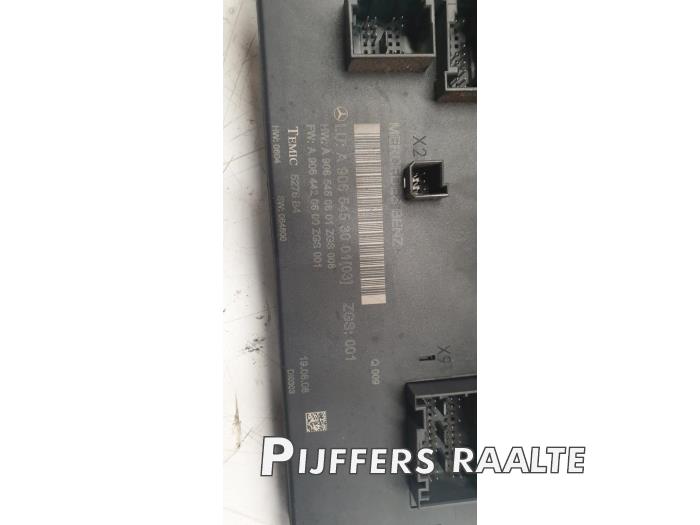 Fuse box from a Volkswagen Crafter 2.5 TDI 30/32/35/46/50 2008