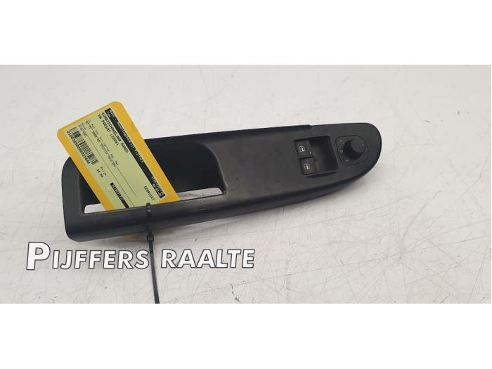 Usados Interruptor combinado de ventanillas Volkswagen Passat Precio € 20,00 Norma de margen ofrecido por Pijffers B.V. Raalte