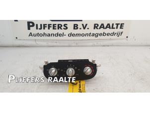 Usados Panel de control de calefacción Renault Twingo II (CN) 1.2 16V Precio € 25,00 Norma de margen ofrecido por Pijffers B.V. Raalte