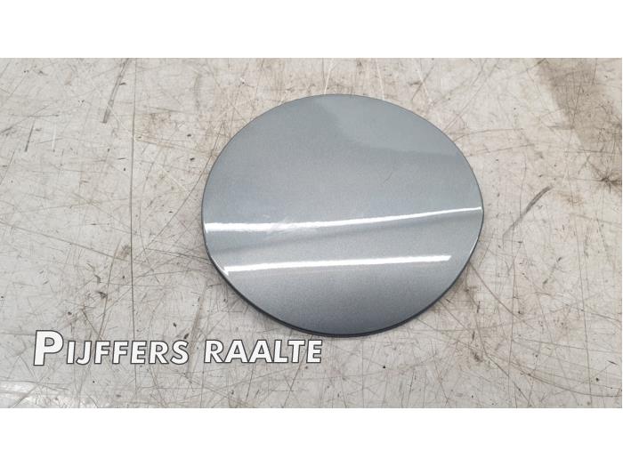Tank cap cover from a Opel Astra J Sports Tourer (PD8/PE8/PF8) 1.4 Turbo 16V 2011