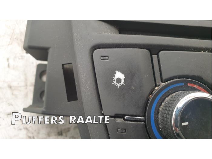 Regeleinheit Multi Media van een Opel Astra J Sports Tourer (PD8/PE8/PF8) 1.4 16V ecoFLEX 2011