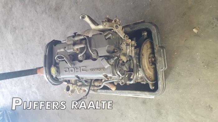 Motor van een Chrysler PT Cruiser 2.0 16V 2002