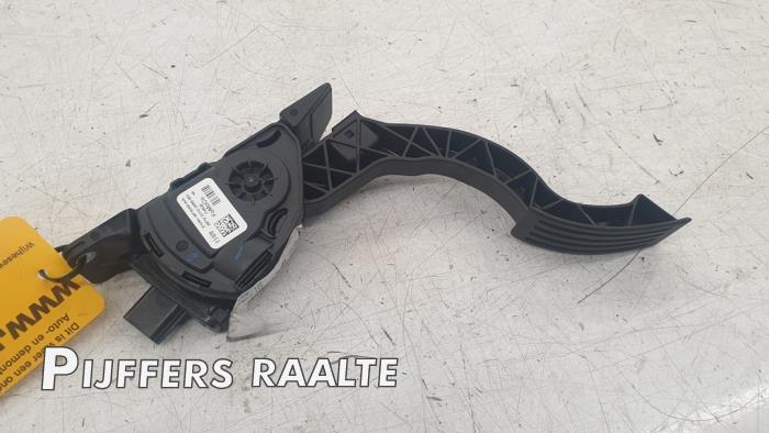 Accelerator pedal from a Ford Focus 3 Wagon 1.0 Ti-VCT EcoBoost 12V 125 2016