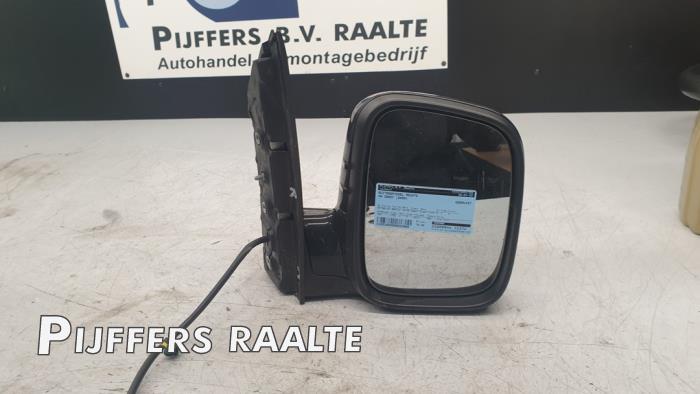 Wing mirror, right from a Volkswagen Caddy III (2KA,2KH,2CA,2CH) 1.9 TDI 2009