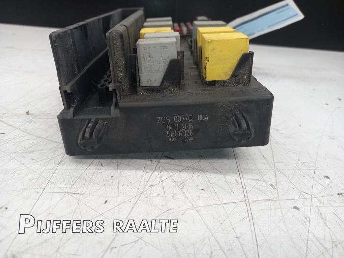 Fuse box Volkswagen Crafter 2.5 TDI 30/32/35 A9065450401 MERCEDES