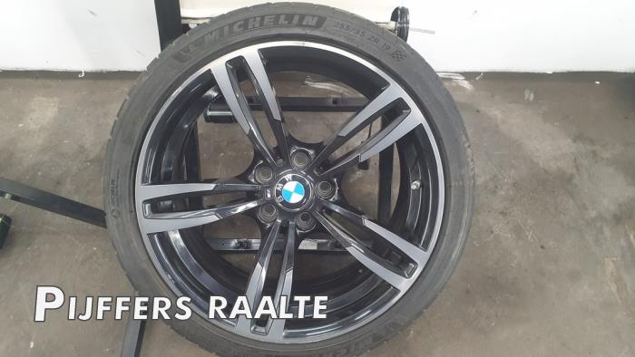 Felge + Reifen van een BMW M3 (F80) 3.0 24V TwinPower Turbo 2015