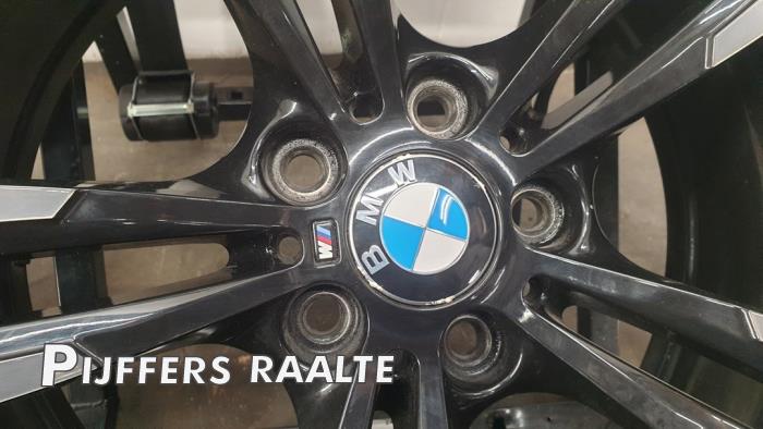 Felge + Reifen van een BMW M3 (F80) 3.0 24V TwinPower Turbo 2015