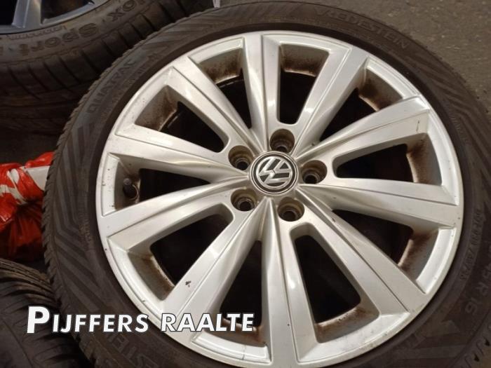 Sportfelgensatz + Reifen van een Volkswagen Polo V (6R) 1.2 TSI 2011
