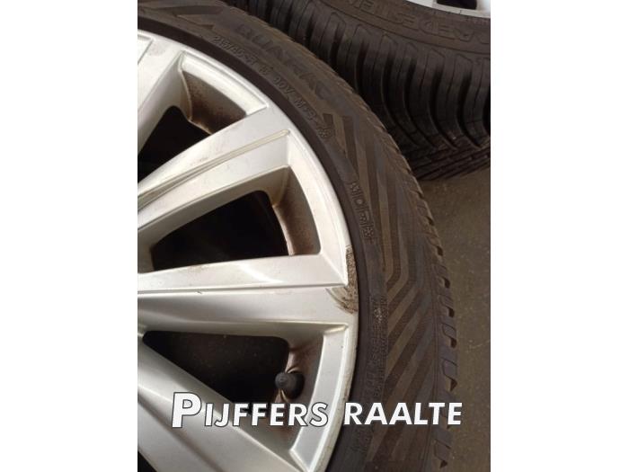 Sportfelgensatz + Reifen van een Volkswagen Polo V (6R) 1.2 TSI 2011