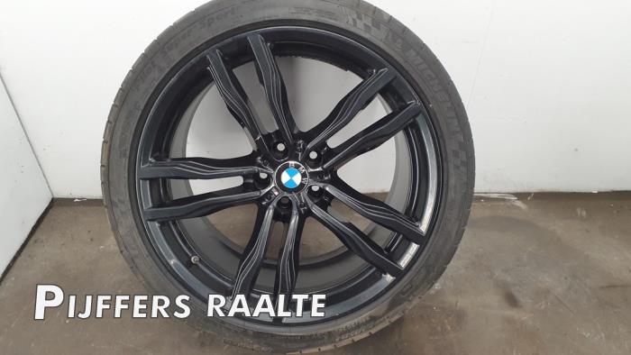 Wheel + tyre from a BMW X5M (F15) 4.4i V8 Turbo 32V 2017