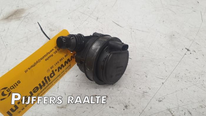 Begagnade Extra vattenpump Mercedes A-Klasse AMG (177.1) 2.0 A-35 AMG Turbo 16V 4Matic Pris € 47,19 Inklusive moms erbjuds av Pijffers B.V. Raalte