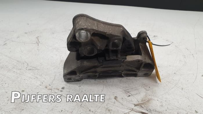 Gearbox mount from a Mercedes-AMG A-Klasse AMG (177.1) 2.0 A-35 AMG Turbo 16V 4Matic 2020